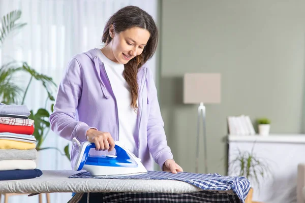 Young Woman Ironing Clothes Living Room Folded Clothes Standing Ironing — Stock Photo, Image