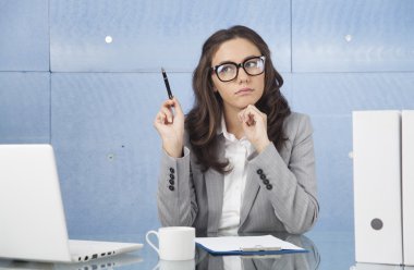 Endişeli işkadını ofiste oturan