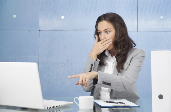 Mujer de negocios con portátil —  Fotos de Stock