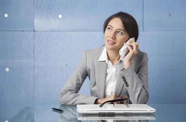 Bizneswoman rozmawia przez telefon. — Zdjęcie stockowe