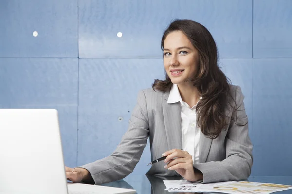 Empresária no local de trabalho — Fotografia de Stock