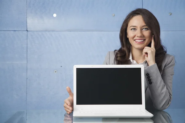 Kvinnan visar laptop — Stockfoto
