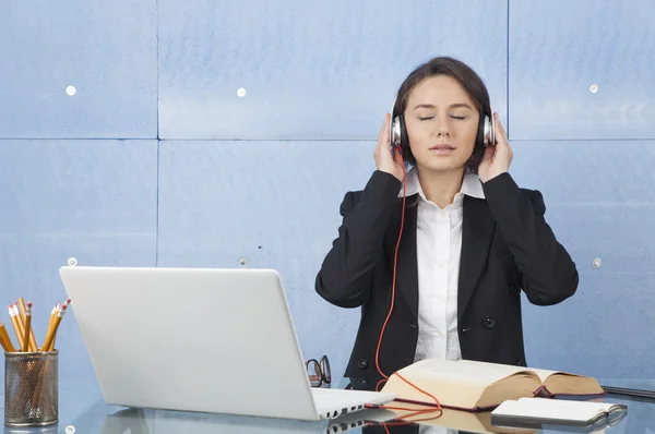 Musiikin kuunteleminen toimistossa — kuvapankkivalokuva