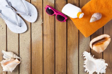 Ahşap zemin kaplaması ile plaj sahnesi