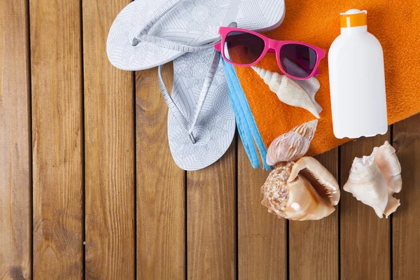 Escena de playa con cubierta de madera — Foto de Stock