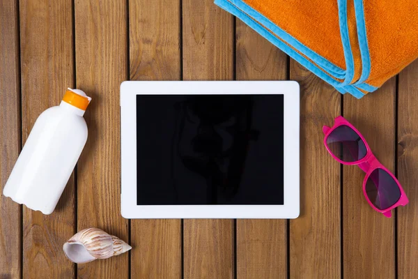 Tablet-PC auf dem Deck mit Sommerkonzept — Stockfoto