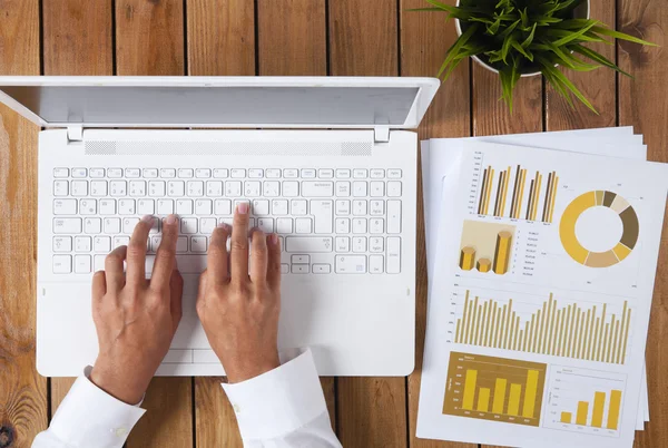 Werken op de tafel — Stockfoto