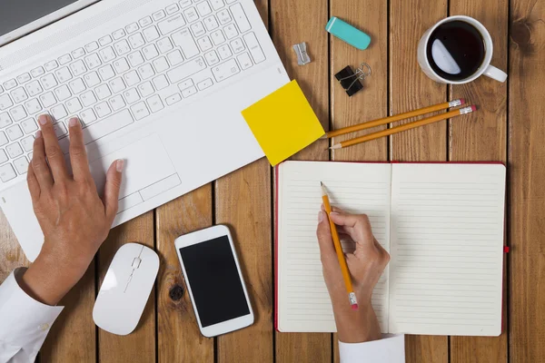 Trabajo sobre la mesa — Foto de Stock