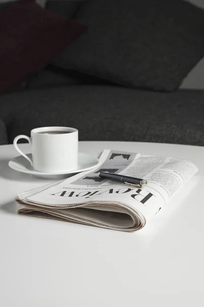 Kaffeetasse und Zeitung — Stockfoto