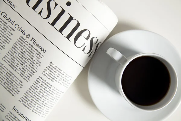 Kaffeetasse und Zeitung — Stockfoto