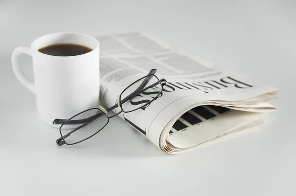 Zeitung und Kaffee — Stockfoto