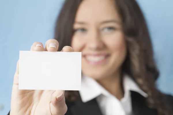 Empresária dando cartão de visita em branco — Fotografia de Stock