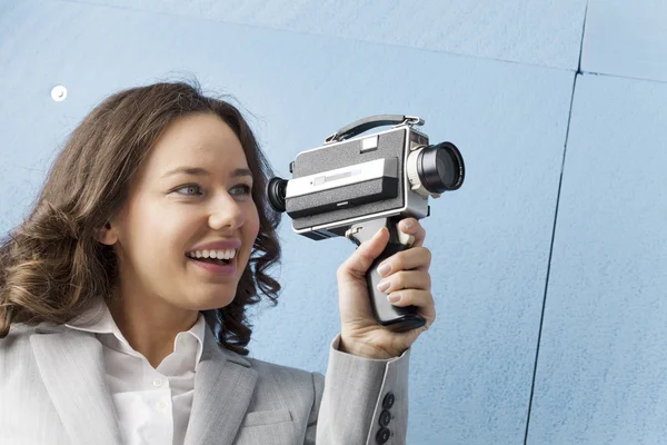 Vrouw aan het opnemen is met een oude camera — Stockfoto