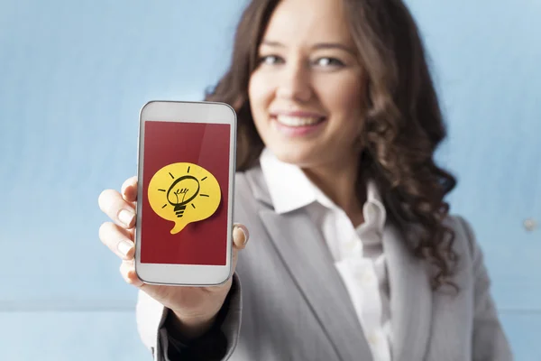 Zakenvrouw met slimme telefoon — Stockfoto