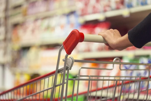 Femme au supermarché — Photo