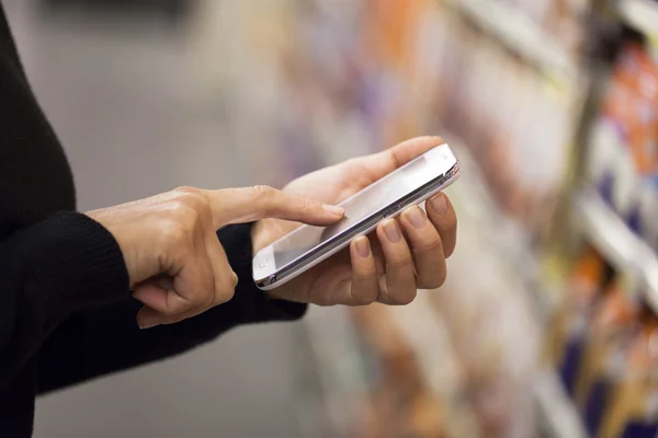 Vrouw in supermarkt — Stockfoto