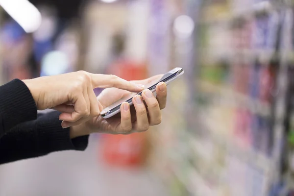 Vrouw in supermarkt — Stockfoto