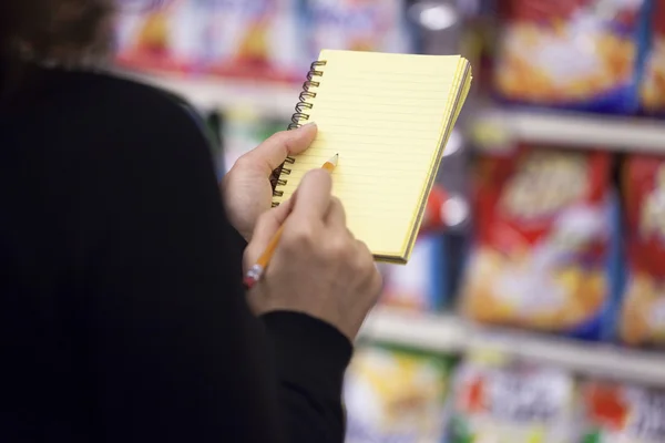 Vrouw in supermarkt — Stockfoto