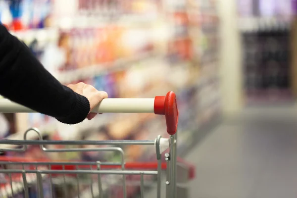 Mulher no supermercado — Fotografia de Stock