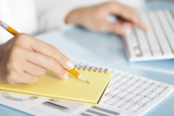 Empresaria escribiendo notas — Foto de Stock