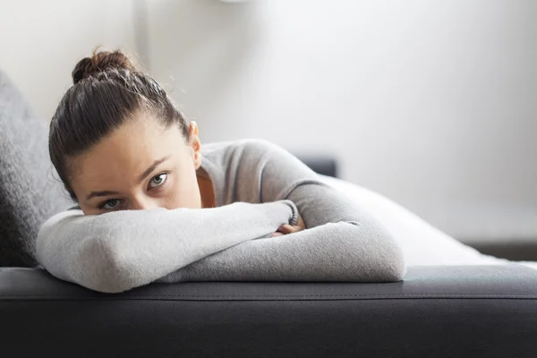 Jonge vrouw benadrukt — Stockfoto