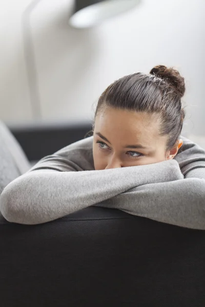 Jonge vrouw benadrukt — Stockfoto