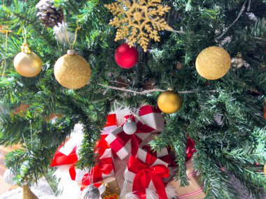 Yeni yıl ağacı ve altında bir sürü hediye. Bir sürü klonlanmış süslemeleri olan Noel ağacı. Noel ve Yeni Yıl Kutlaması