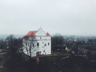 Novogrudok, Belarus - 12 Kasım 2019: Farny Katolik Kilisesi turistik merkezi. Yüce İsa 'nın Kutsal Şekil Değiştirme Kilisesi - Litvanya Büyük Dükalığı' nın mimari anıtı.
