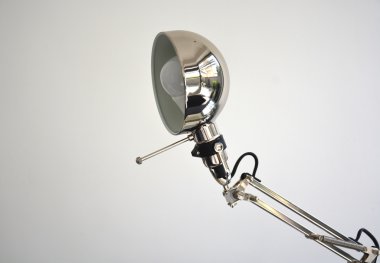 Krom masa lambası izole okuma