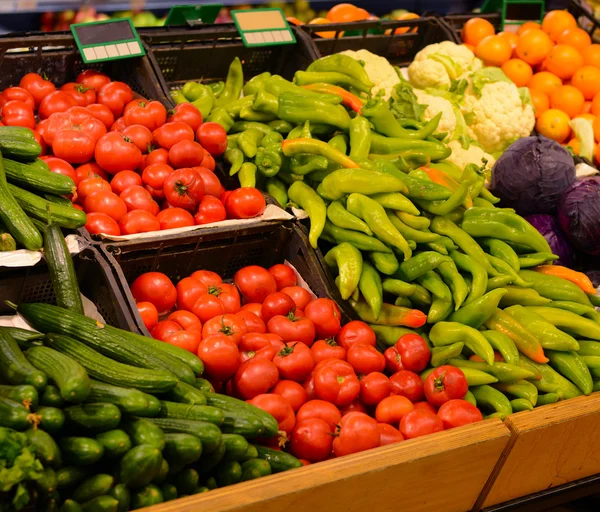 Zöldségpiac található különféle friss gyümölcs és zöldség. Szupermarket — Stock Fotó