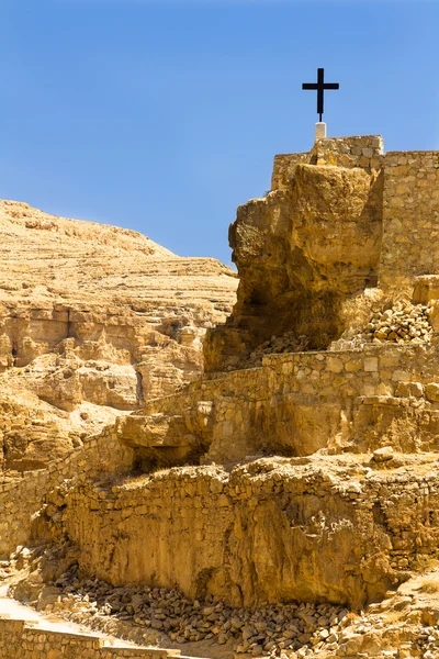 Cross on the rock, long way to go, Judean Desert — Stock Photo, Image