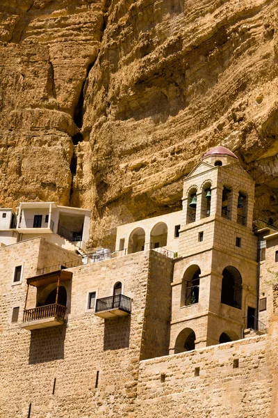 El monasterio griego de San Jorge sobre una roca en Wadi Qelt, desierto de Judea — Foto de Stock