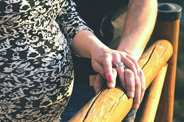 Feliz pareja cogida de la mano — Foto de Stock