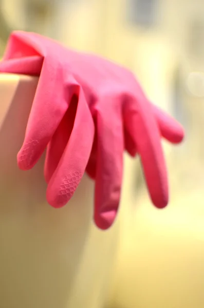 Gumové rukavice, ležící na dřezu — Stock fotografie