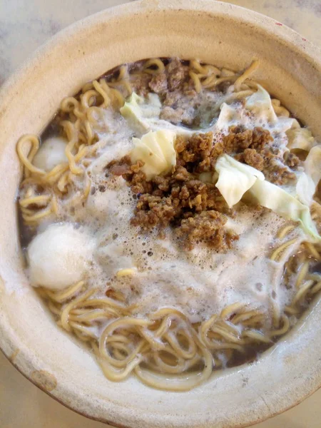 Nga Poh Meen Sar Poh Meen とも呼ばれるクレイポット麺は マレーシアで人気の地元のホーカー料理です — ストック写真