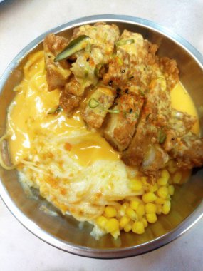 Bu geleneksel bir Japon Teriyaki peynirli tavuk Don. Lezzetli ve tatlı teriyaki soslu geleneksel bir Japon yemeği. Ağzındaki erimiş peynir dolgusunu diyorum. Karşı koymakta zorlanacaksın..