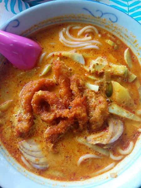 タイのラクサは 魚の入った太麺またはライス春雨で構成され 濃厚でスパイシーなカレーココナッツミルクまたはサワーアサム タマリンドまたはゲルグール をベースとしたスパイシーなスープで提供されます マレーシア シンガポール タイで一般的です — ストック写真