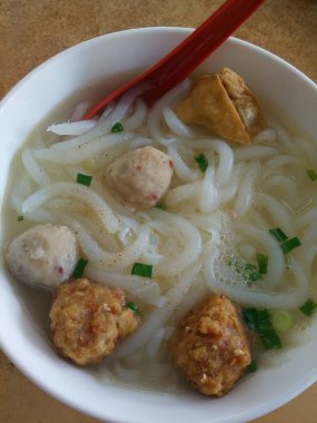 Geleneksel bir Çin balık köftesi olan Malezya Kampar Perak lezzetli balık köfteleri, Foo Pei (balık ezmeli fasulye derisi), domuz köftesi (mürekkep balığı parçaları ile birlikte) ve 