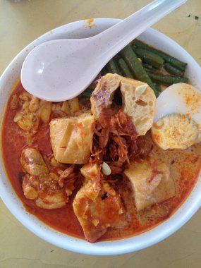 Curry Laksa noodle, özellikle Malezya 'da bulunan bir Asya şehridir. Bu yemek o kadar iyi kabul gördü ki, Güneydoğu Asya bölgesindeki diğer ulusların eritilmiş gıdaları haline getirildi.. 