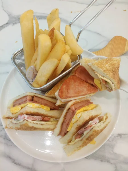 Home Fez Clube Clubhouse Sanduíche Com Fritas Camadas Presunto Bacon — Fotografia de Stock