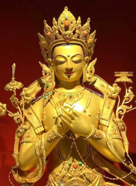 Manjushri bilgeliği temsil eden bir Bodhisattva 'dır ve mantrası da bu kaliteyi sembolize eder. Sağ elinde, sanrıları yarıp geçme yeteneğini simgeleyen bir kılıç tutuyor. Sol elinde, kalbinin yanında, bir nilüfer çiçeğinin sapını tutuyor..