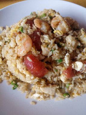 Bu bir Malezya Çin yumurtalı pilav. Kızarmış Çin pilavının temel unsurları pilav tercihen önceki günden kalma, et ve sebzeden arta kalanlar, yumurta, soya sosu ve baharat ve baharat için sarımsak karışımı.