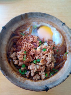 Malezya 'nın favori Claypot Loh Shu Fun' u (Gümüş İğne Eriştesi) veya Bee Tai Bak. Pirinç unundan yapılan yarı şeffaf şehriye. Bu erişte bol miktarda kıyma ve şitake mantarı ile kızartılmış, mükemmel baharatlı..