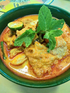 Yeşil Curry Laksa Malezya 'da popüler bir yemektir. Peranakan kültüründen baharatlı şehriye çorbası. Körili laksa karides, tavuk, fasulye lahanası ve baharatla yapılan bir hindistan cevizi çorbasıdır ve çok baharatlıdır ama biberin bir kısmını çıkararak daha hafif yapılabilir..