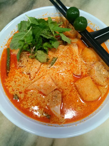 カレーラクサはマレーシアで人気の食品です ペラナカン文化の辛い麺スープです カレーラッカは 鶏もやし チリで作られたココナッツスープです 非常に辛いですが いくつかのチリを残すことによって年を取ることができます — ストック写真