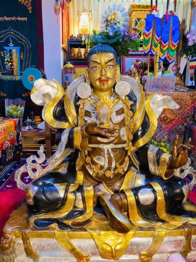 Kral Gesar 'ın Destanı, Tibet ve daha büyük Orta Asya' nın 12. yüzyıldan kalma destansı bir döngüsüdür. Canavarları yok etmek, güçlüleri devirmek, zayıflara yardım etmek ve farklı kabileleri birleştirmek için cennete gönderilen eski bir savaşçı..