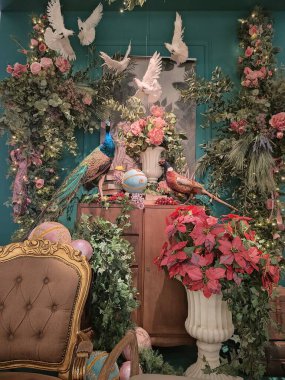 Büyülü beyaz Noel harikalar diyarı: buzlu ağaçlar, geyikler, ışıldayan gümüş süsler, yumuşak parlayan ışıklar, ve zarif bir kış ormanında düşen kar.