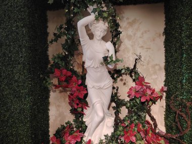 Büyülü beyaz Noel harikalar diyarı: Aşk meleği ve buzlu ağaçlar, geyik, parıldayan gümüş süsler, yumuşak parlayan ışıklar, ve zarif, zarif bir kış ormanında düşen kar.