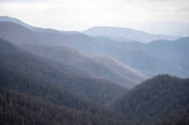 Bahar sisinde, dağlarda gün batımı
