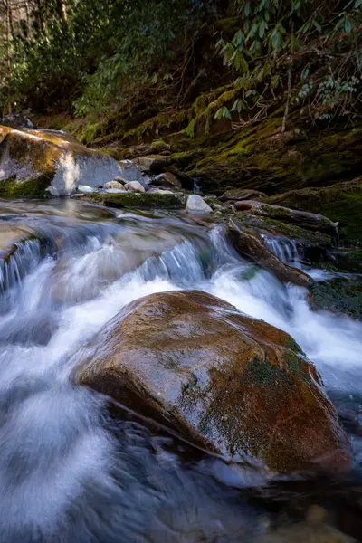 Pequena Cachoeira Rochosa Riacho Nas Grandes Montanhas Esfumaçadas — Fotografia de Stock